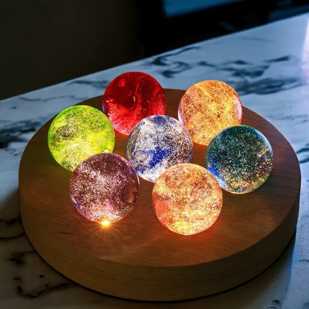 Lumineuze Kristallen Galaxie Orbs – Set van 7 Kleurrijke Sferen met Houten Basis