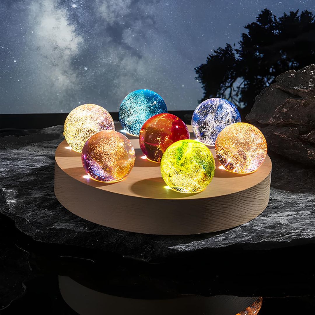 Lumineuze Kristallen Galaxie Orbs – Set van 7 Kleurrijke Sferen met Houten Basis