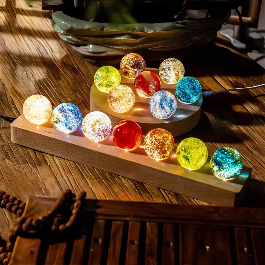 Lumineuze Kristallen Galaxie Orbs – Set van 7 Kleurrijke Sferen met Houten Basis
