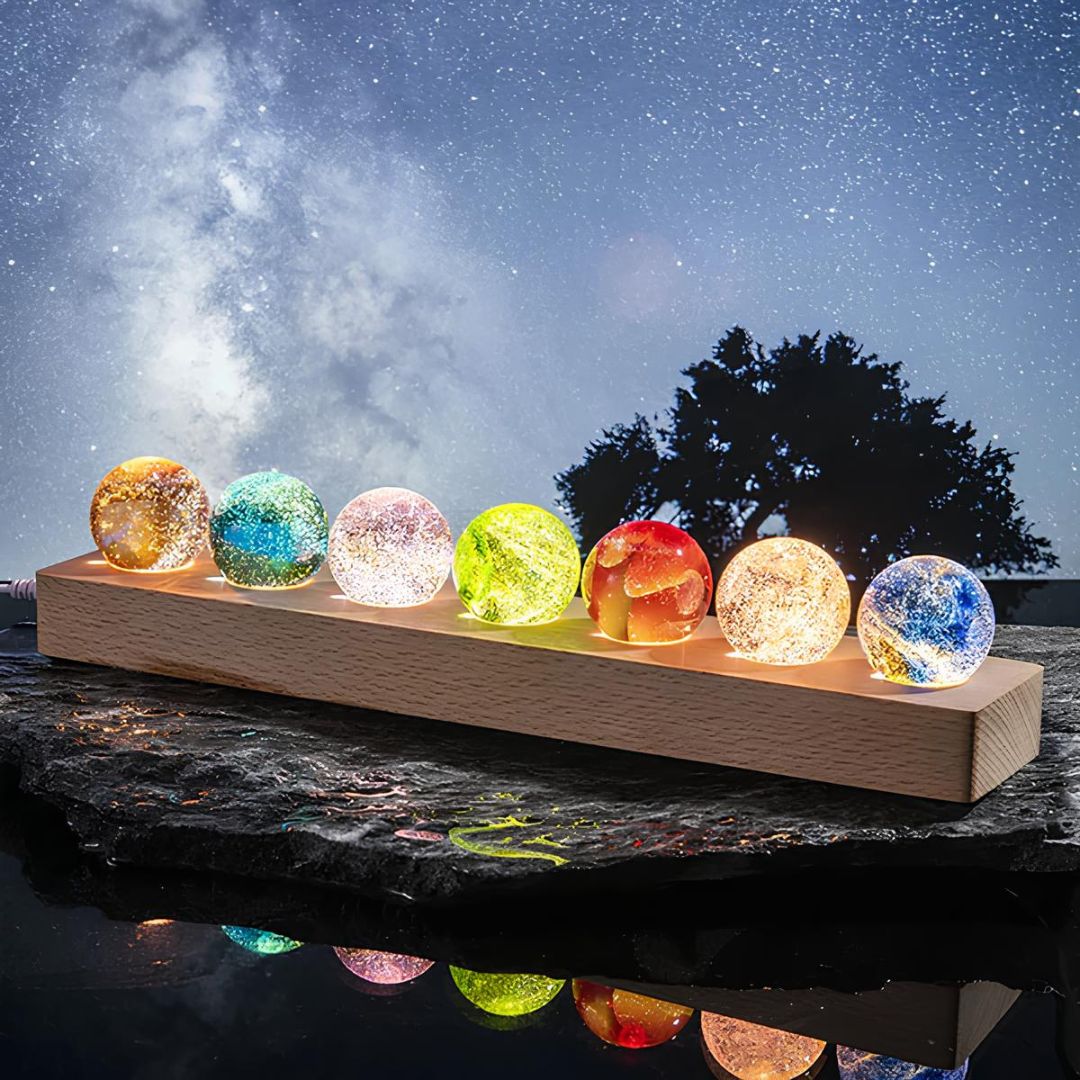 Lumineuze Kristallen Galaxie Orbs – Set van 7 Kleurrijke Sferen met Houten Basis