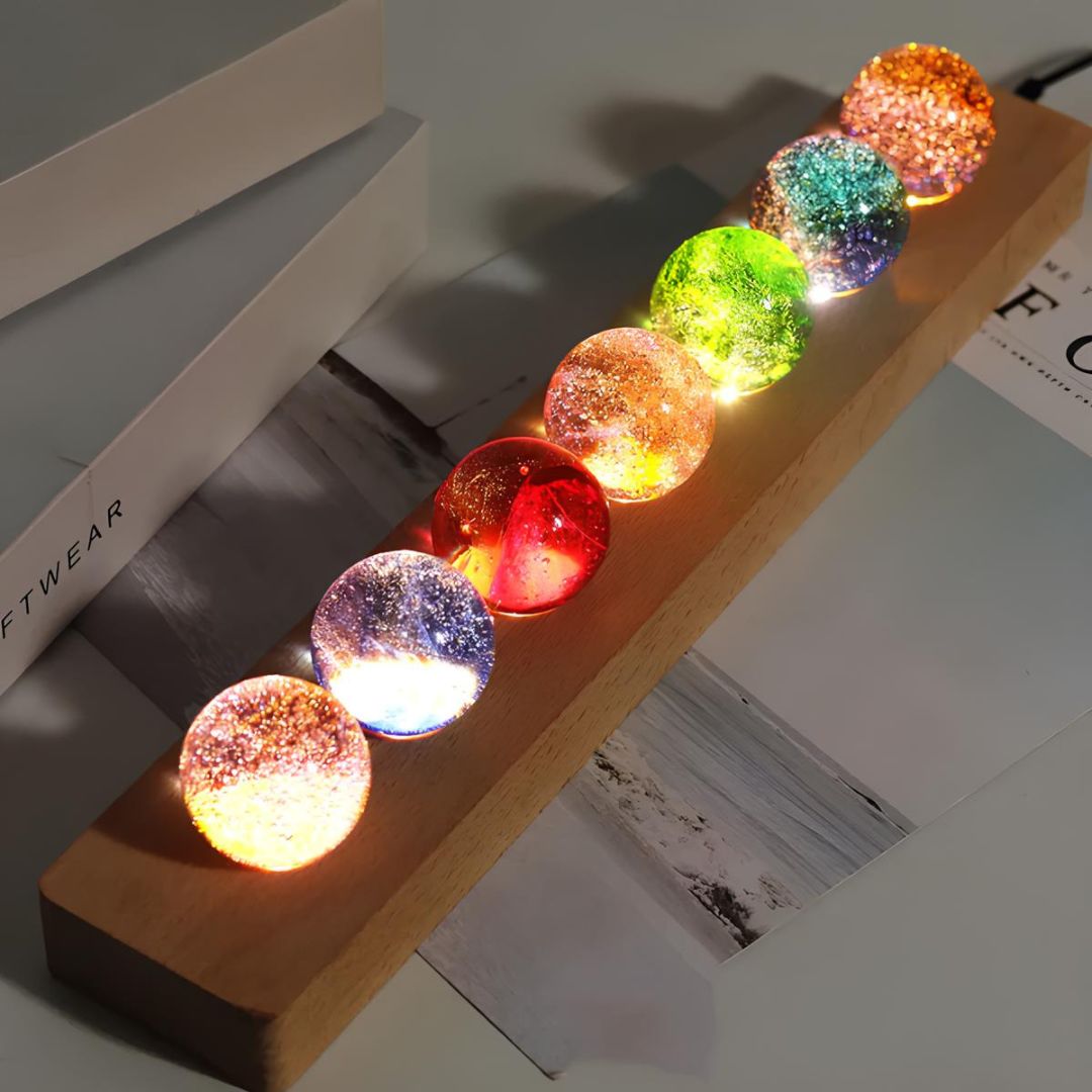 Lumineuze Kristallen Galaxie Orbs – Set van 7 Kleurrijke Sferen met Houten Basis