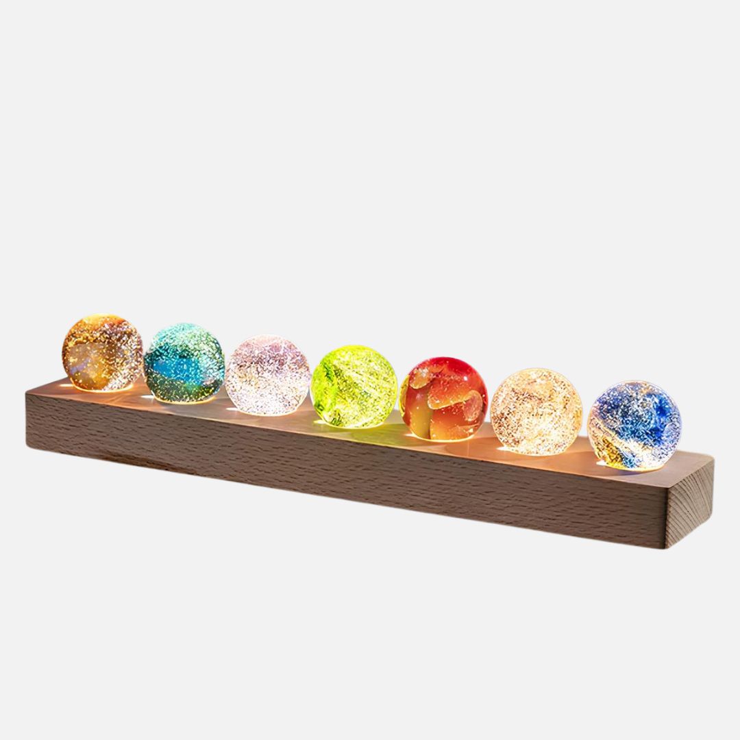 Lumineuze Kristallen Galaxie Orbs – Set van 7 Kleurrijke Sferen met Houten Basis